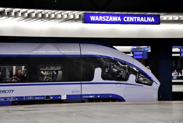 Z jaką prędkością jedzie pociąg TLK? Odkryj prawdziwe czasy przejazdu