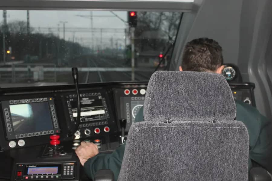 Ile zarabia maszynista intercity? Zaskakujące fakty o wynagrodzeniu