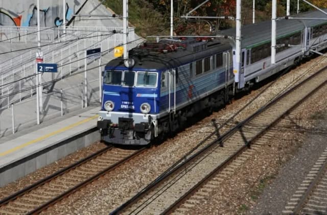 Z jaką prędkością jedzie pociąg? Sprawdź aktualne dane i różnice