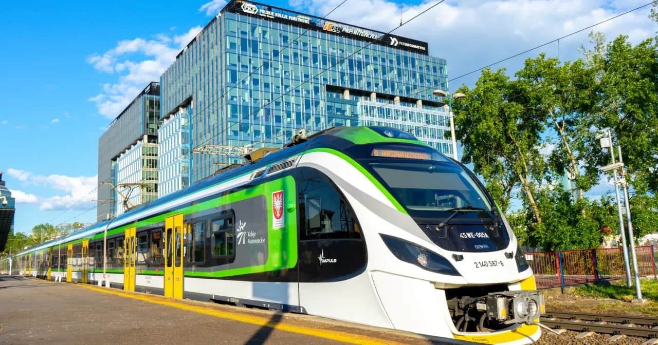 Pociąg słoneczny skąd odjeżdża? Sprawdź stację i trasę podróży