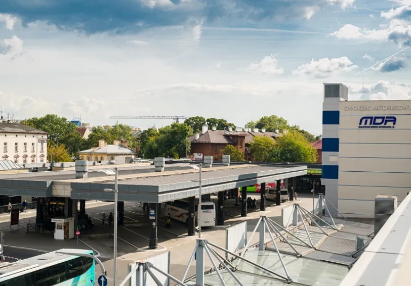 Skąd odjeżdża maxbus w Krakowie? Oto kluczowe informacje dla podróżnych