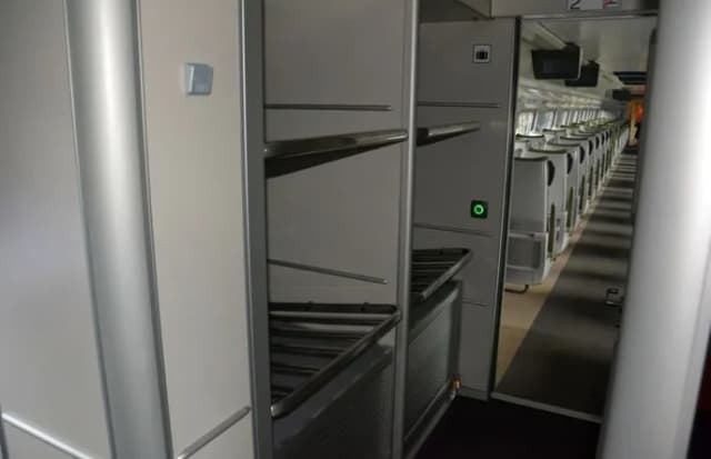 Gdzie bagaż w pociągu intercity? Sprawdź zasady i miejsca przechowywania