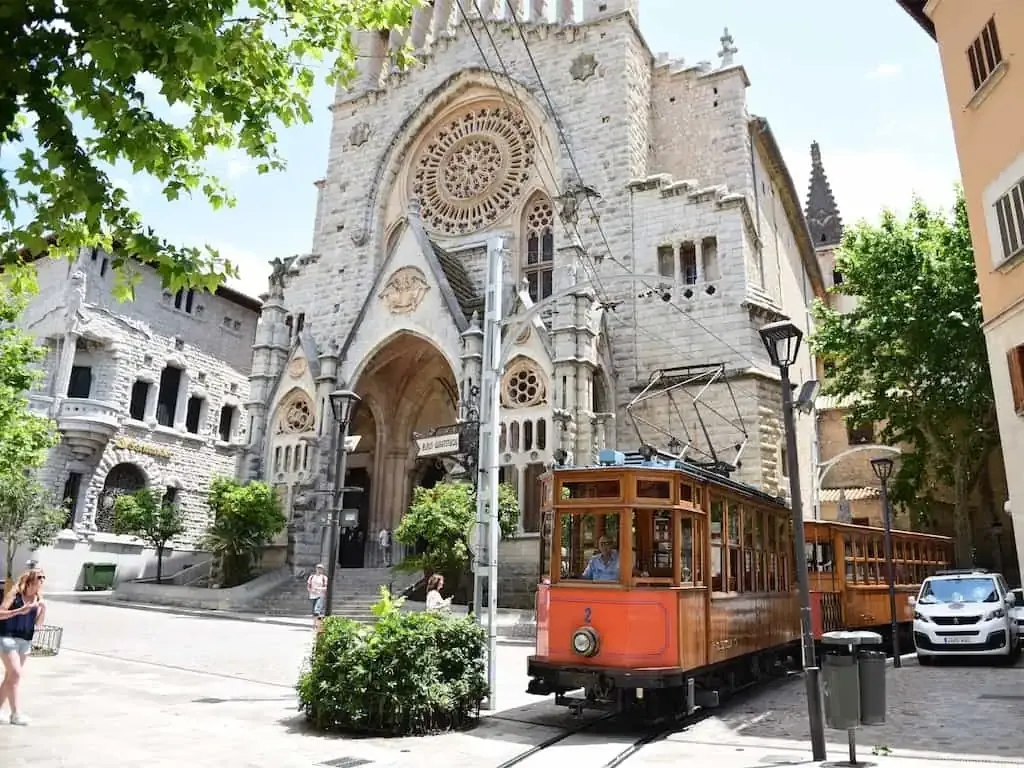 Skąd odjeżdża kolejka do Sorrento? Sprawdź najlepsze stacje w Neapolu