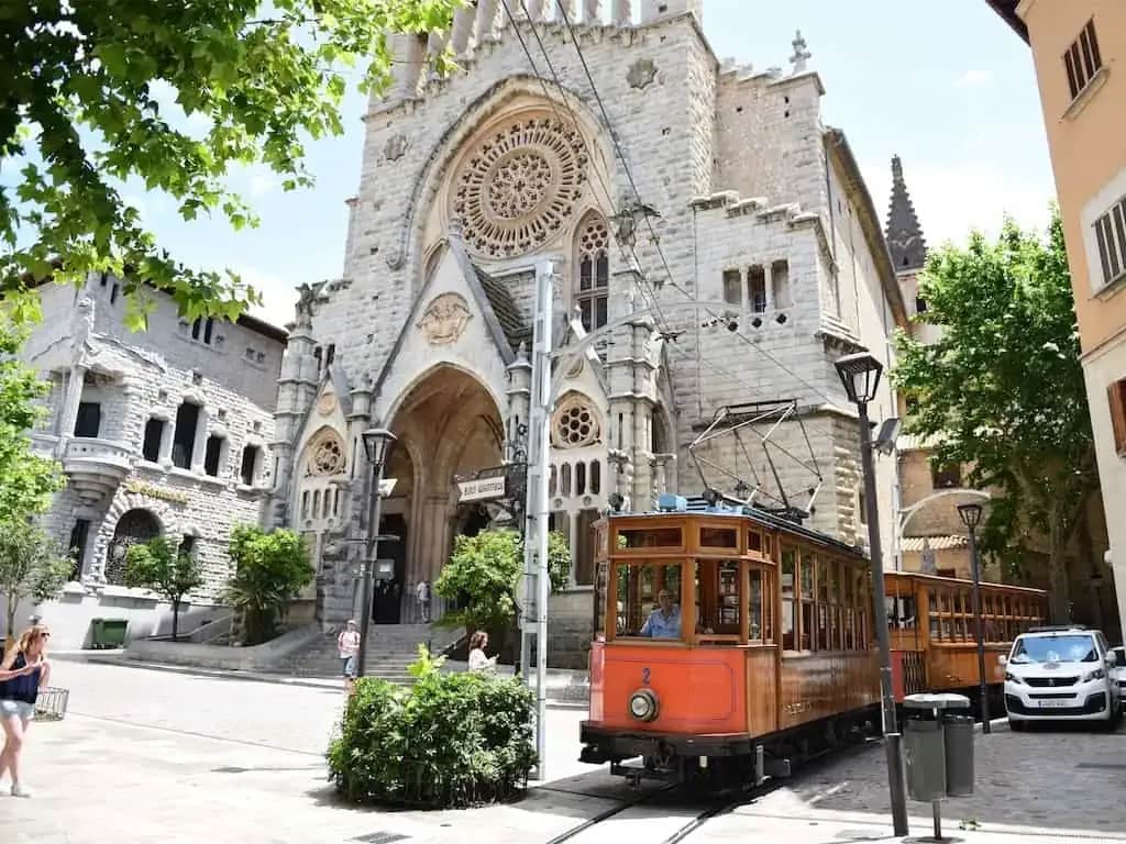 Skąd odjeżdża kolejka do Sorrento? Sprawdź najlepsze stacje w Neapolu