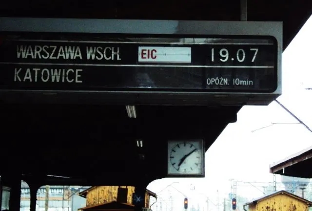 Jak sprawdzić z którego peronu odjeżdża pociąg, aby nie spóźnić się na podróż