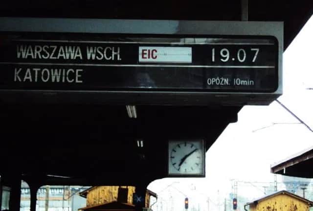 Jak sprawdzić z którego peronu odjeżdża pociąg, aby nie spóźnić się na podróż