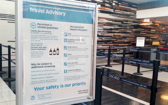 Ile alkoholu można przewieźć samolotem? Przepisy, które musisz znać