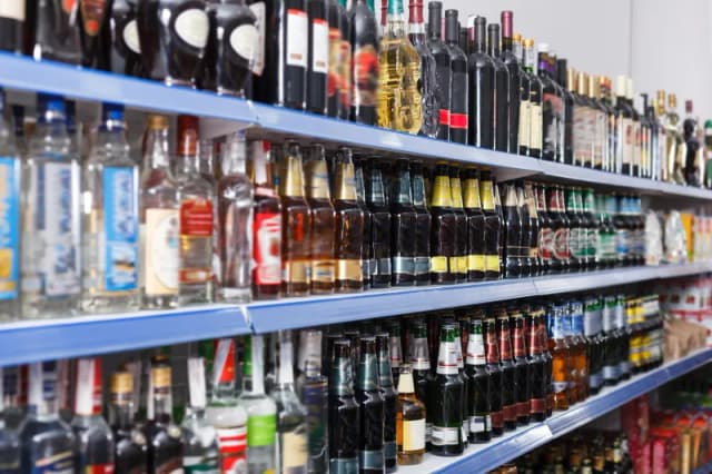 Ile wódki można przewieźć do Anglii? Poznaj ważne limity i przepisy